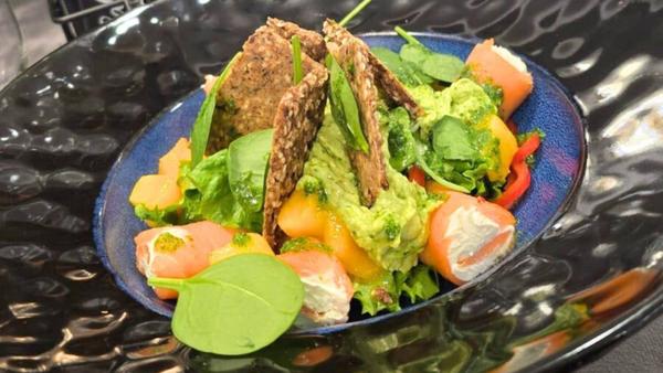 Salată cu Somon Afumat (400g)